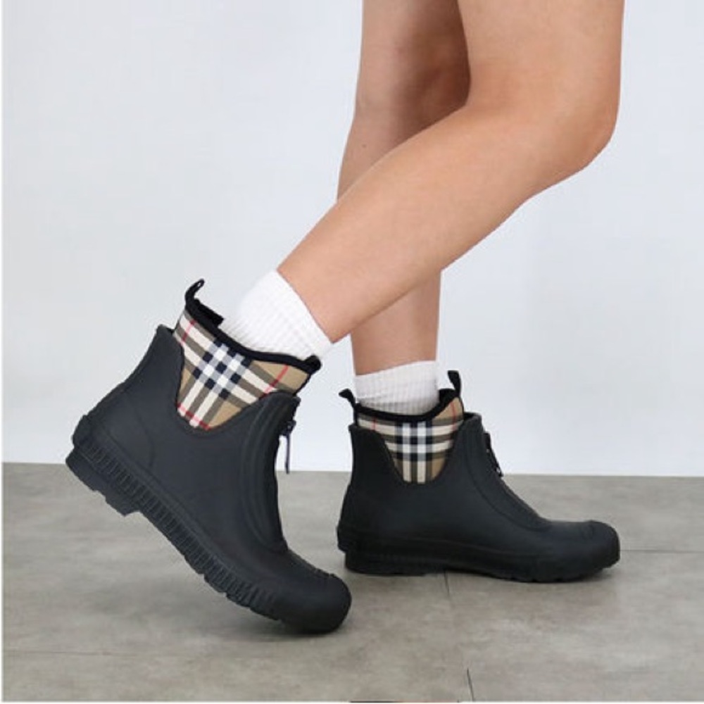 Burberry
check-panel rain boots